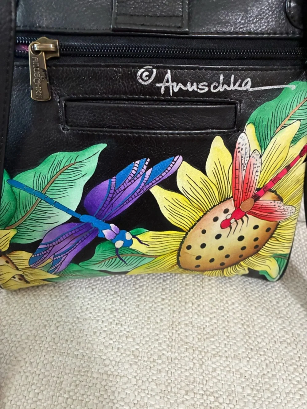 Anuschka EUC Leather Crossbody
Tuscan Paradise Black
Medium Hand Painted Bag - Picture 3 of 16